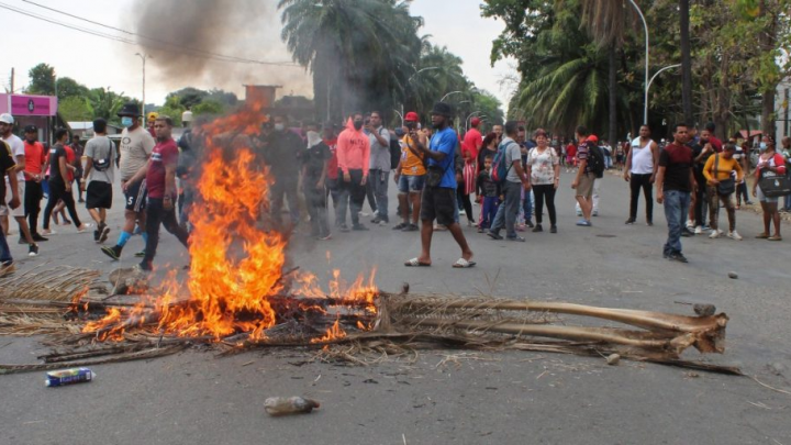 Migrantes de África y Centroamérica se enfrentan en INM en Tapachula