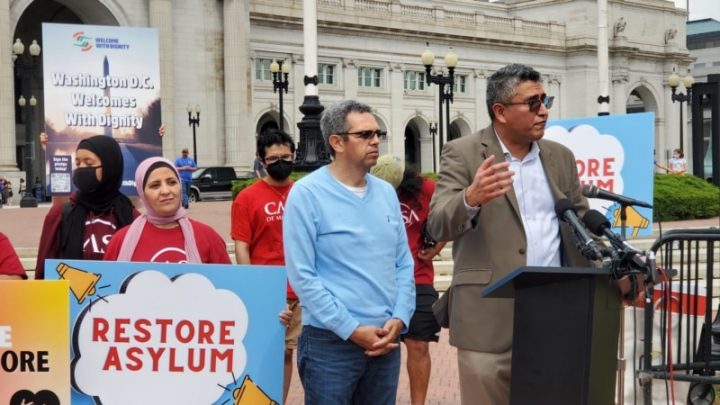 Organizaciones en Washington «listas» para apoyar a los migrantes trasladados desde Texas