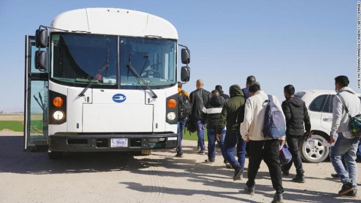 Llegan a Washington los migrantes transportados en autobús desde Texas