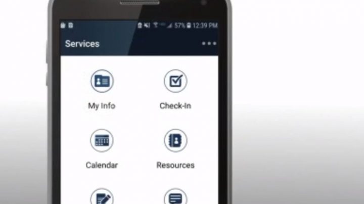 Entablan demanda contra programa de vigilancia de ICE que supervisan a los inmigrantes