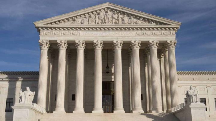 Hombre muere tras prenderse fuego frente a la Corte Suprema de Justicia de EEUU