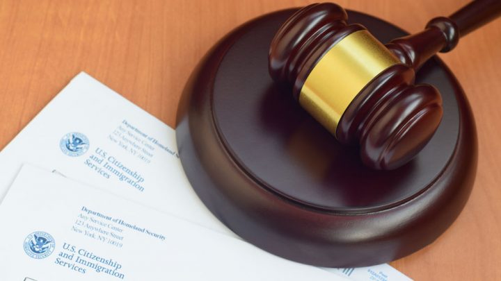 EEUU ordena revisión de miles de casos de deportación para aliviar retrasos en las cortes