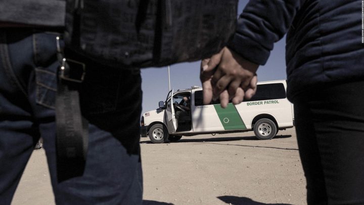 Juez federal impide temporalmente que la administración de Biden ponga fin al Título 42, la política fronteriza de Trump