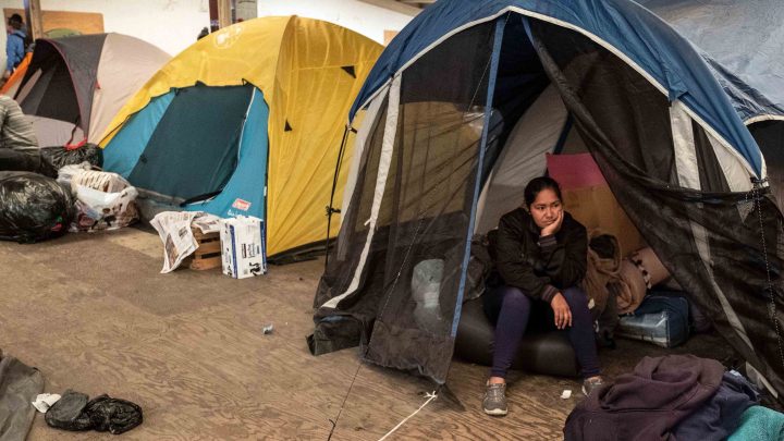 Corte Suprema escucha argumentos sobre la política migratoria “Permanecer en México”