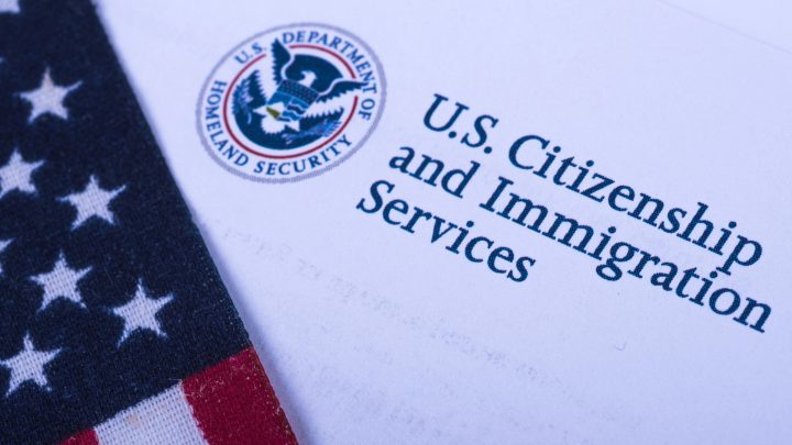 Cambios en inmigración: eliminan ciertas entrevistas para la “green card” por matrimonio