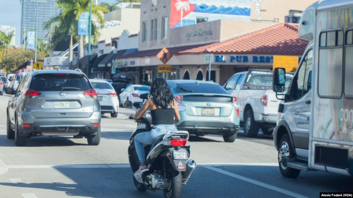Cubanos recién llegados llenan a Miami de «motorinas»