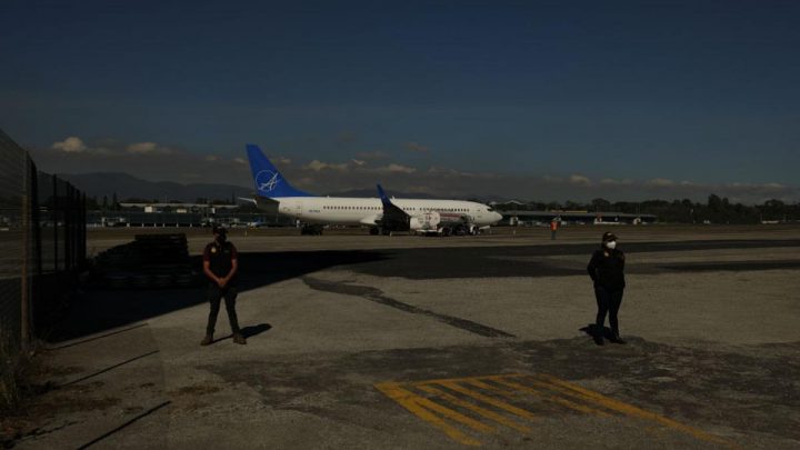 Envían vuelos a Texas con migrantes atrapados cruzando la frontera canadiense: NBC News
