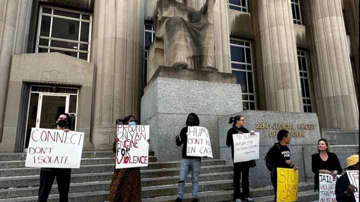 Solicitantes de asilo protestan por las tobilleras de vigilancia en St. Louis
