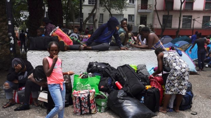 México traslada migrantes hacia el interior del país para bajar la presión en sus fronteras