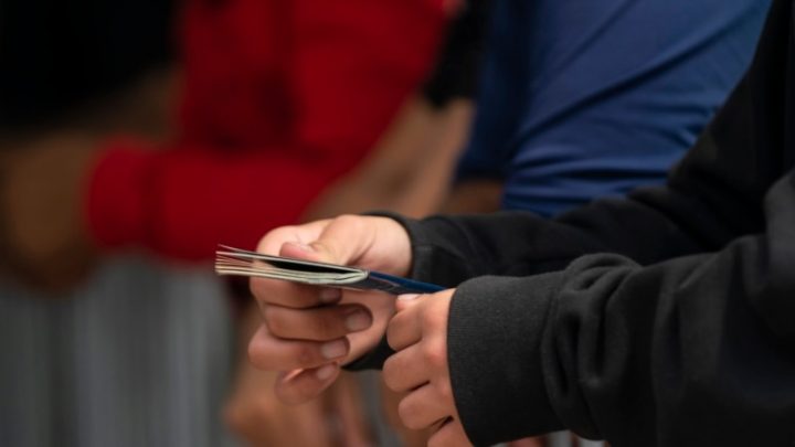 ¿Por qué están cerradas temporalmente las solicitudes en línea para los centros de procesamiento a migrantes?