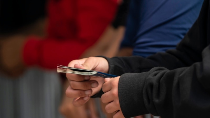 ¿Por qué están cerradas temporalmente las solicitudes en línea para los centros de procesamiento a migrantes?