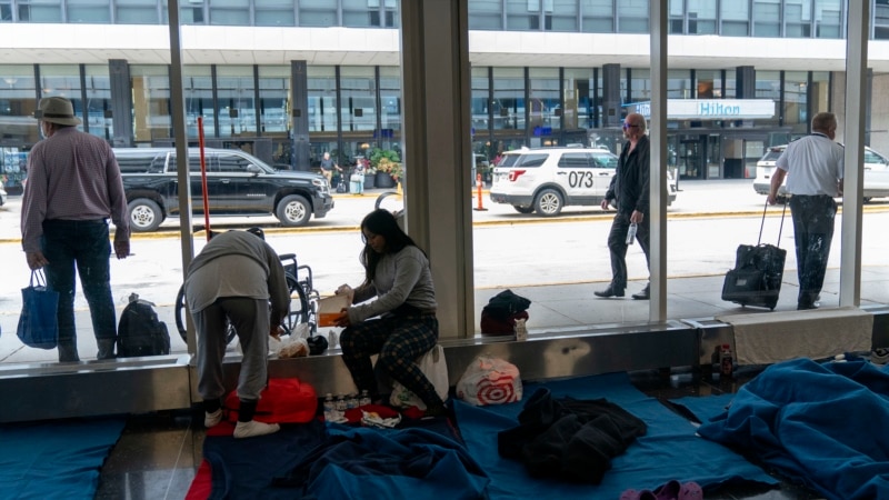 Cientos de migrantes esperan en aeropuerto de Chicago por albergues y carpas