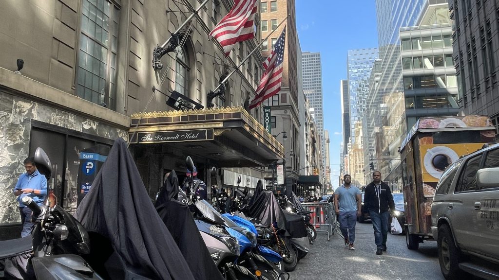 Inmigrantes en Nueva York sortean las estafas y la politización