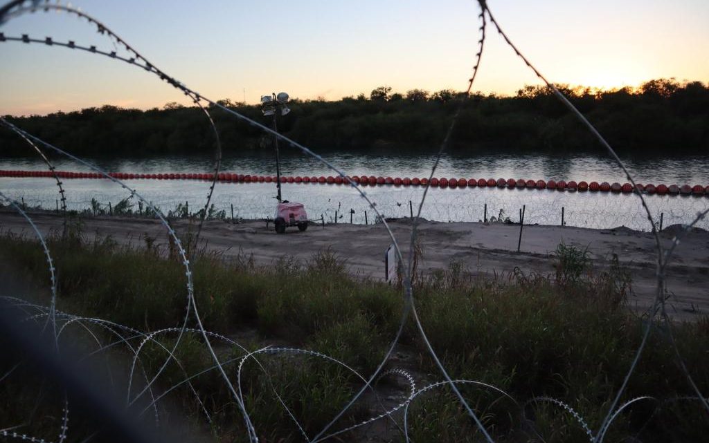 Jueza ordena a Biden no retirar la barrera de púas puesta por Texas contra los inmigrantes
