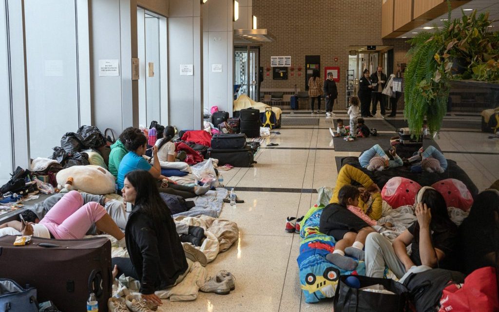 Miles de inmigrantes duermen en aeropuertos y estaciones policiales en Chicago