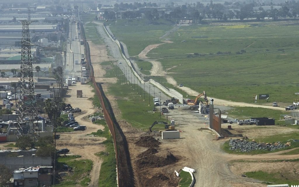 Joe Biden aprobó reforzar el muro fronterizo con México ante ola migratoria