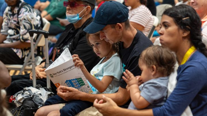 Nueva York limitará a 60 días la estadía de inmigrantes con niños en albergues