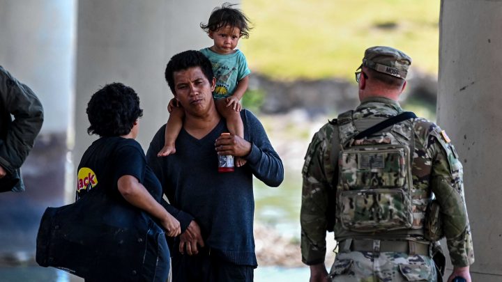 Familias migrantes que fueron separadas podrán vivir y trabajar en EEUU