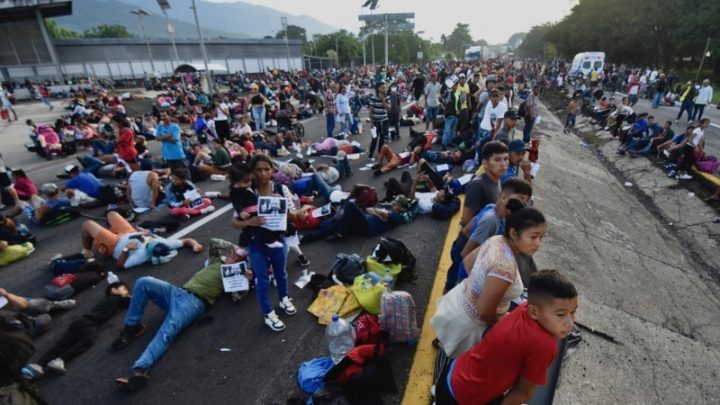 Migrantes levantan el bloqueo en la frontera sur de México y se divide la caravana