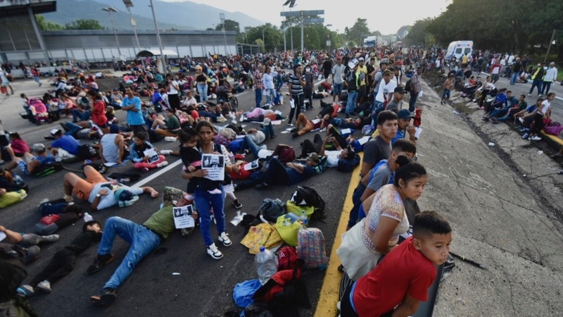 Migrantes levantan el bloqueo en la frontera sur de México y se divide la caravana