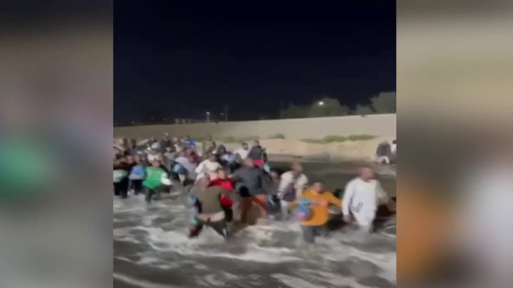 Migrante muere en un cruce masivo en plena frontera entre México y EEUU