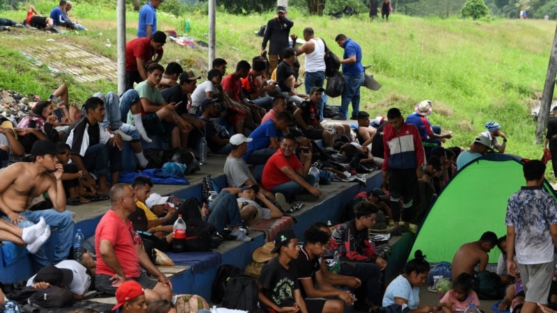 Cientos de personas se unen a caravana de migrantes que parte de México hacia EEUU
