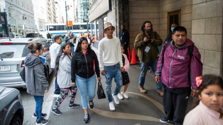 Migrantes se arriesgan a pasar el duro invierno neoyorquino en carpas