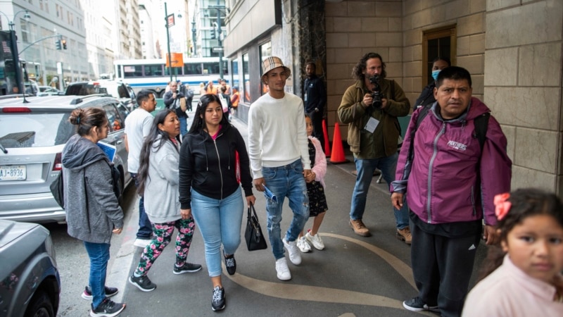 Migrantes se arriesgan a pasar el duro invierno neoyorquino en carpas