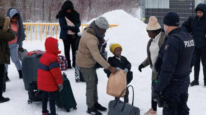Aumenta el número de personas que buscan asilo en la frontera entre EEUU y Canadá