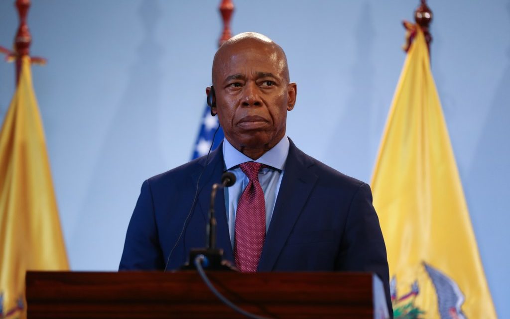 Nueva York evalúa recortar un 20% del gasto para inmigrantes