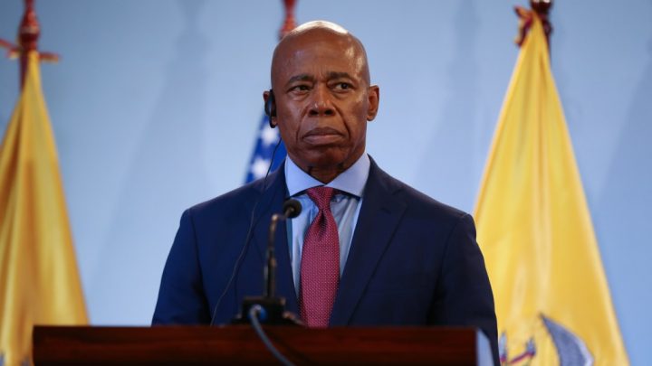 Nueva York evalúa recortar un 20% del gasto para inmigrantes