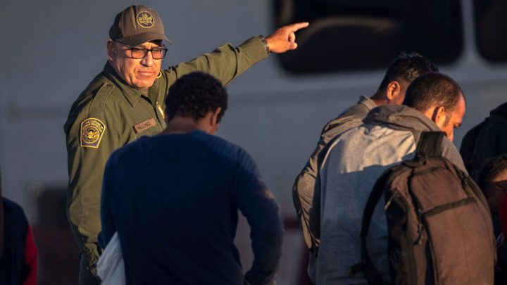 EEUU reporta una baja del 11% en las detenciones de migrantes en la frontera