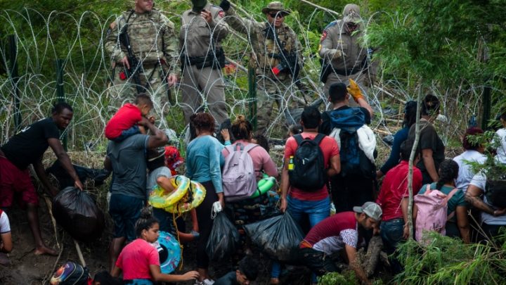 Gobierno de Biden podrá quitar las cercas de púas en la frontera de Texas