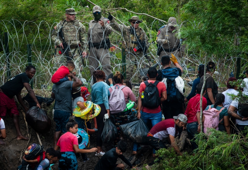 Gobierno de Biden podrá quitar las cercas de púas en la frontera de Texas