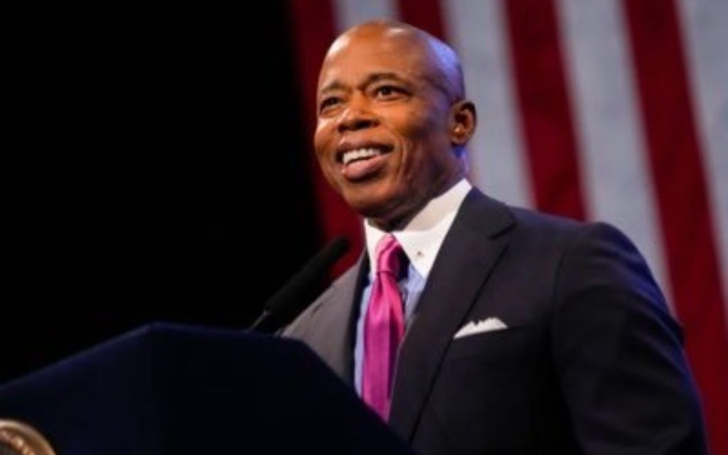 Alcalde de Nueva York vincula aumento de la prostitución con la llegada de migrantes