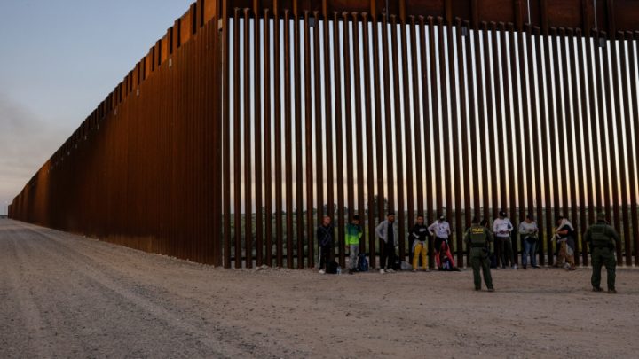 Inmigrantes se lesionan y mueren intentando escalar el muro fronterizo 