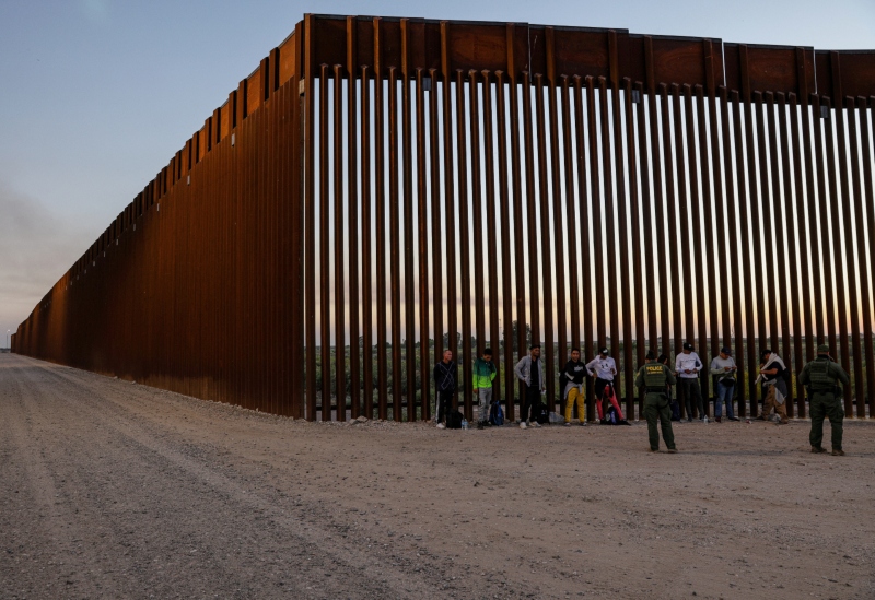 Inmigrantes se lesionan y mueren intentando escalar el muro fronterizo 
