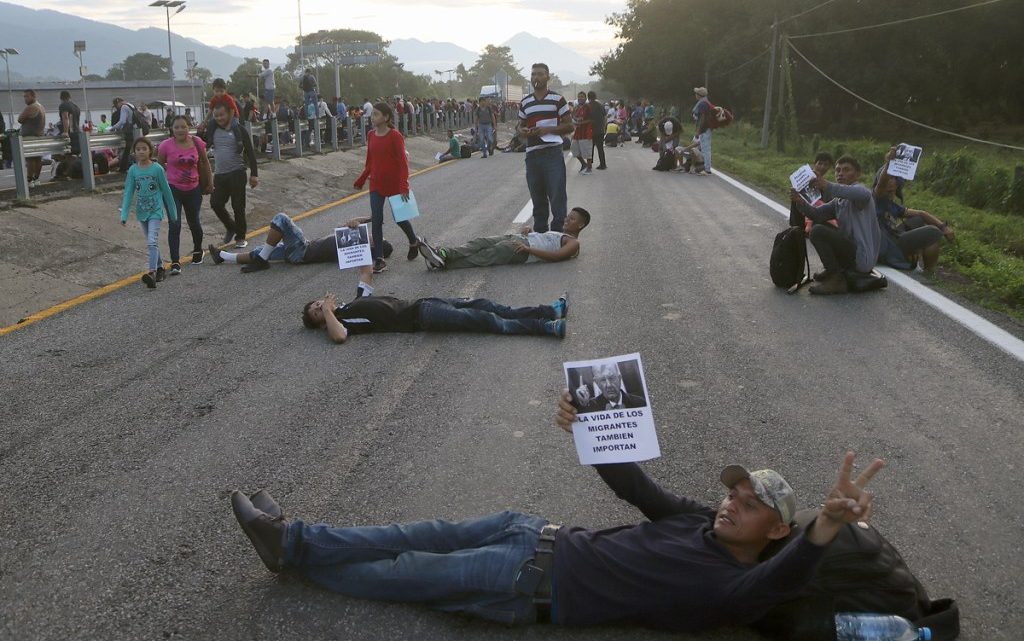 Inmigrantes bloquean aduana en la frontera sur de México para presionar por permisos migratorios