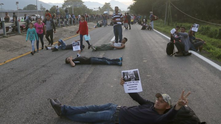 Inmigrantes bloquean aduana en la frontera sur de México para presionar por permisos migratorios
