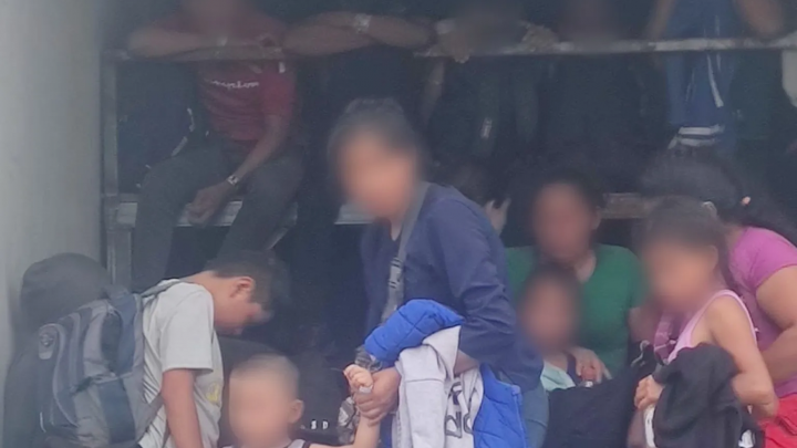 Abandonan a 215 migrantes al interior de un tráiler en Veracruz