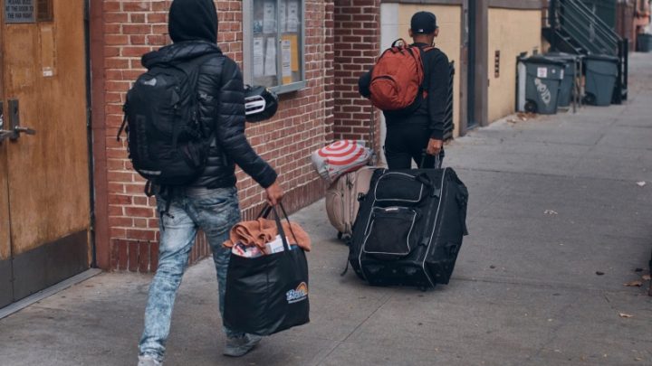 Tres ciudades demócratas pagan a los inmigrantes para que se vayan: “No hay espacio”