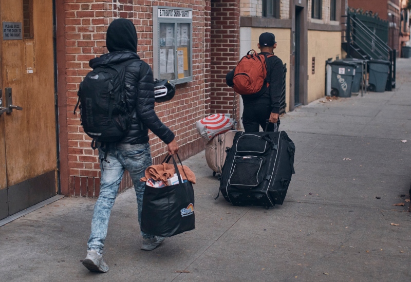 Tres ciudades demócratas pagan a los inmigrantes para que se vayan: “No hay espacio”