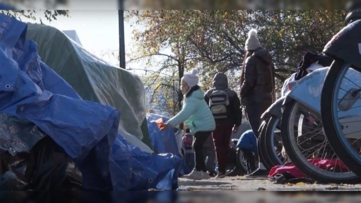 Sin viviendas y acampando bajo el invierno la realidad de los inmigrantes