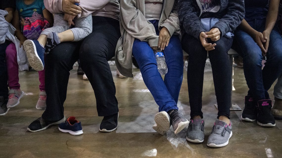 Texas permitiría al estado arrestar a migrantes y ordenarles que abandonen EEUU