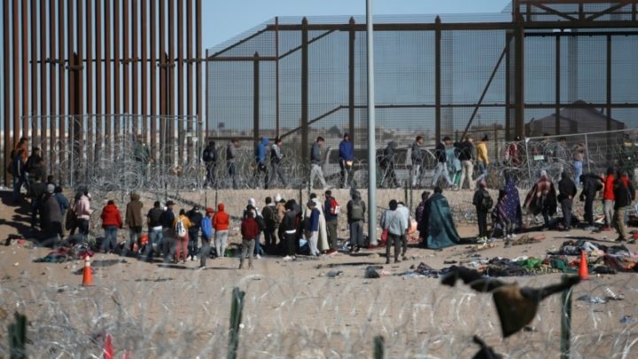 México retira campamento de migrantes en la frontera mientras EEUU intensifica la presión