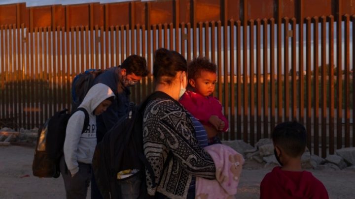 Juez prohíbe separación de familias migrantes en la frontera de EEUU durante ocho años