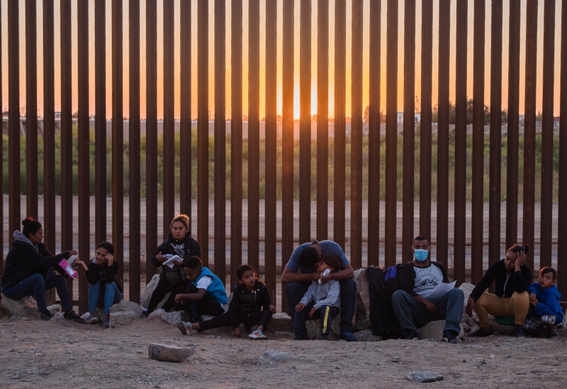 Inmigrantes soportan duras condiciones climáticas en la frontera entre México y EEUU