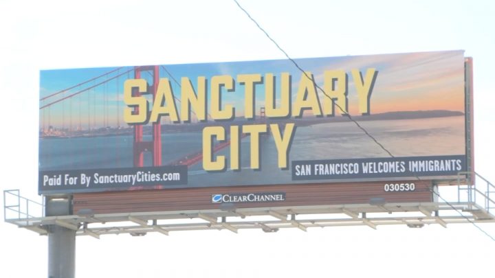 “Dan la bienvenida a inmigrantes”: vallas en Texas promocionan a NY y una ciudad de California