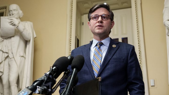 Johnson le reclama a Biden que tome medidas para frenar la “ola récord de inmigración ilegal”