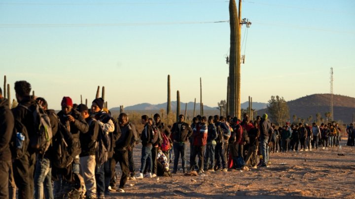 Miles de inmigrantes siguen llegando a la frontera de EEUU